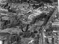 848073 Luchtfoto van de bodemsaneringswerkzaamheden in het Griftpark te Utrecht, uit het zuiden, met rechts de ...